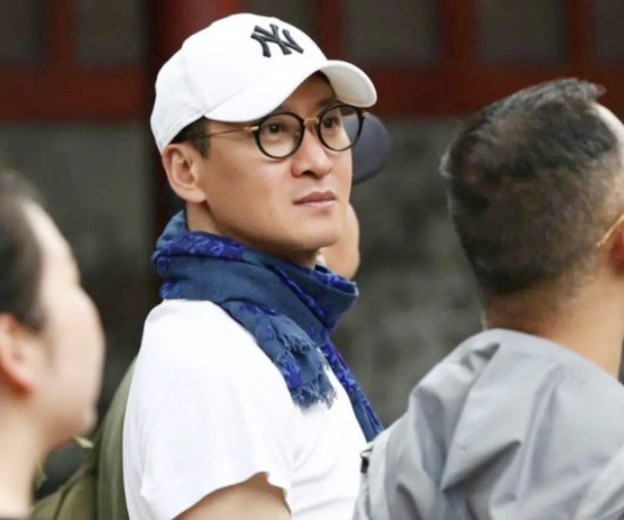 Nam diễn viên nổi tiếng bất ngờ muốn từ bỏ hết tài sản 350 tỷ đồng, tuổi 54 sống giản dị- Ảnh 2.