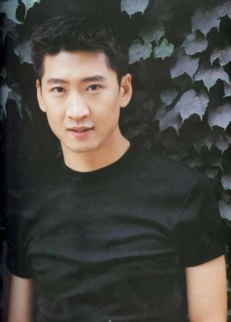 Nam diễn viên nổi tiếng bất ngờ muốn từ bỏ hết tài sản 350 tỷ đồng, tuổi 54 sống giản dị- Ảnh 1.