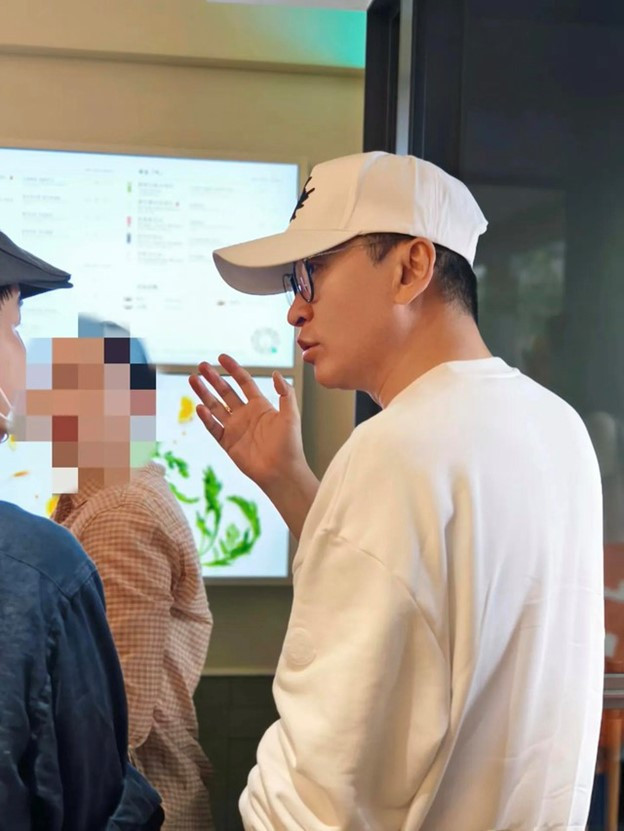 Nam diễn viên nổi tiếng bất ngờ muốn từ bỏ hết tài sản 350 tỷ đồng, tuổi 54 sống giản dị- Ảnh 3.