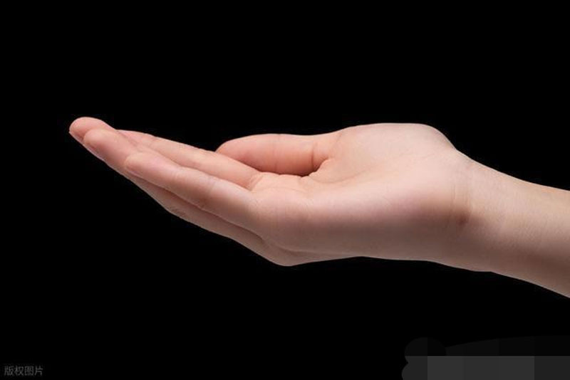 Người phụ nữ 60 tuổi bị ung thư phổi cố kìm nước mắt chia sẻ Bàn tay đã có vấn đề từ sớm nhưng không chú trọng