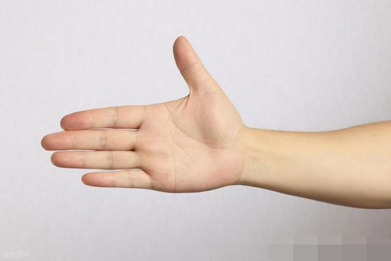 Người phụ nữ 60 tuổi bị ung thư phổi cố kìm nước mắt chia sẻ Bàn tay đã có vấn đề từ sớm nhưng không chú trọng