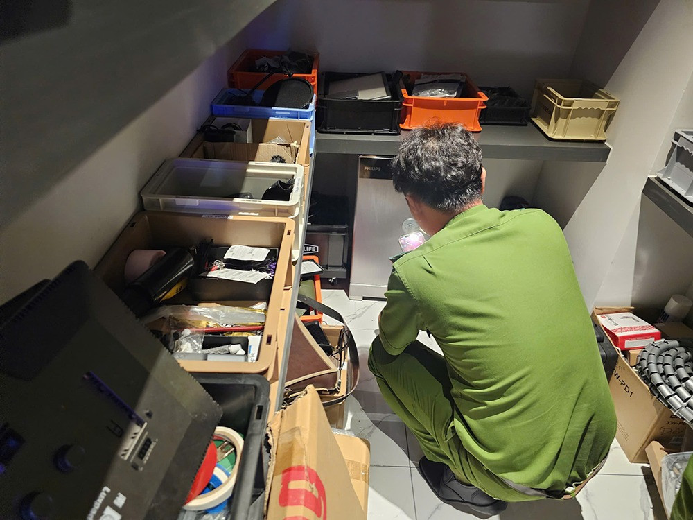 Thái độ lạ của Lương Bằng Quang đứng cạnh cả sấp sổ đỏ đô la của Ngân 98