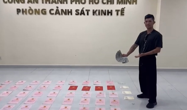 Thái độ lạ của Lương Bằng Quang khi đứng cạnh cả sấp sổ đỏ của Ngân 98