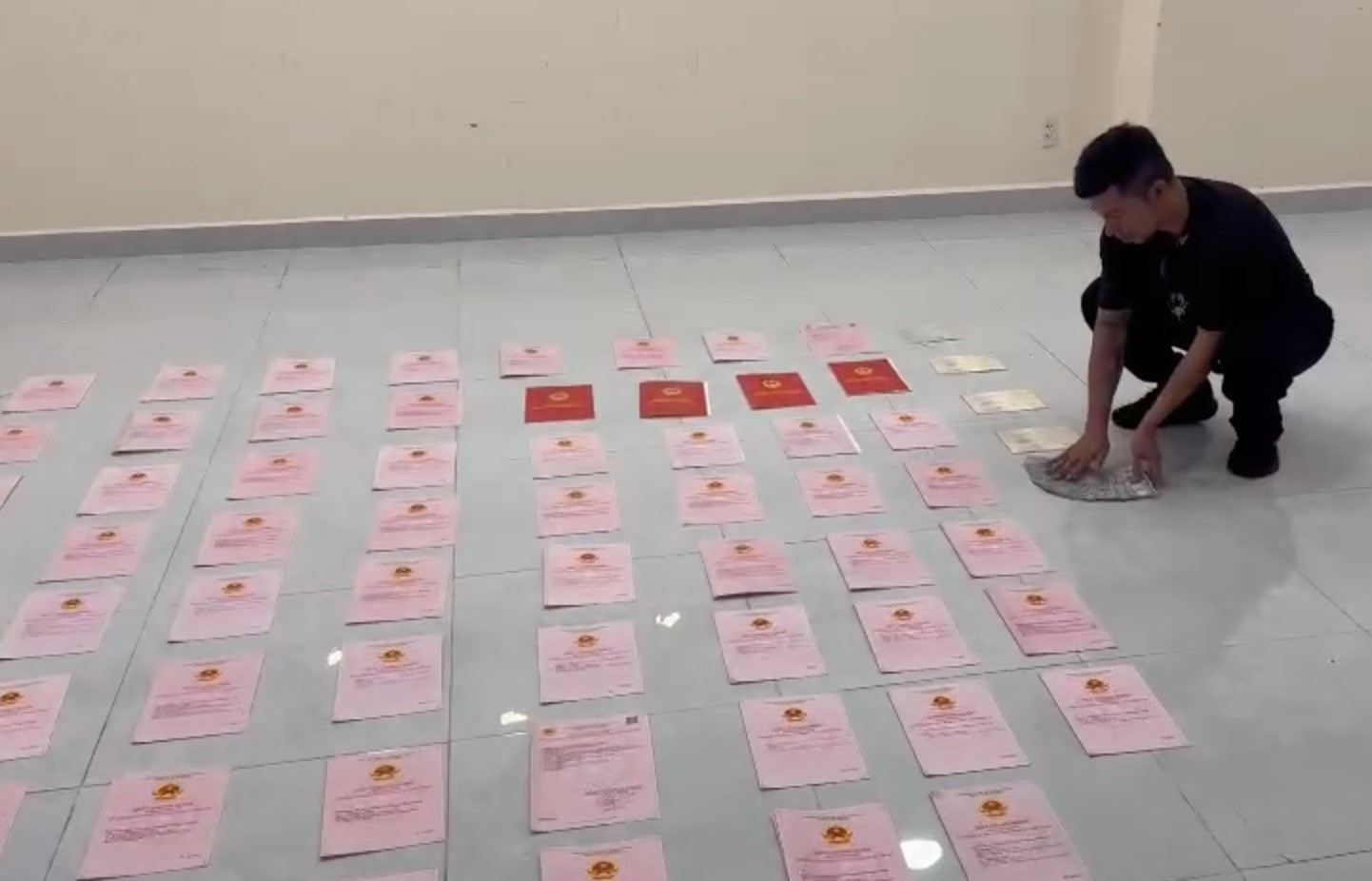 Thái độ lạ của Lương Bằng Quang đứng cạnh cả sấp sổ đỏ đô la của Ngân 98