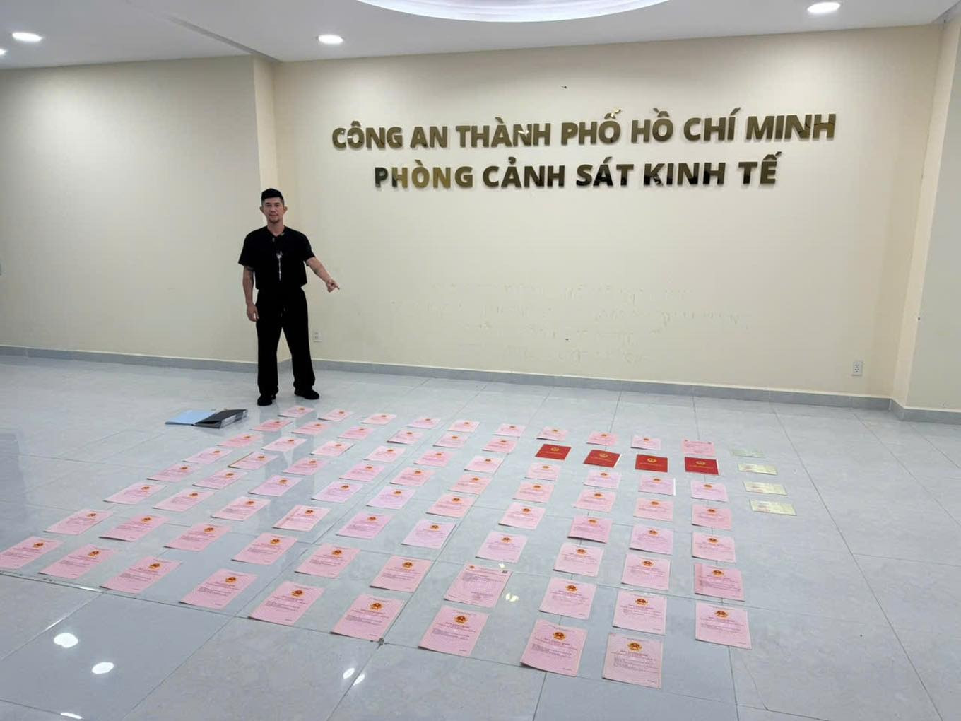 Thái độ lạ của Lương Bằng Quang đứng cạnh cả sấp sổ đỏ đô la của Ngân 98