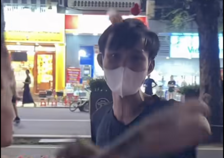 Người bán hàng rong bị tố quấy rối du khách ở hồ Gươm.