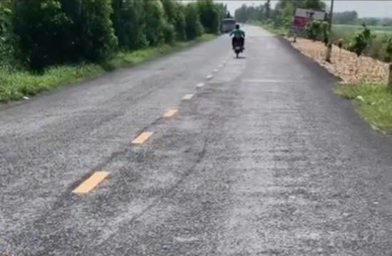 Thiếu niên bốc đầu xe máy và khoe clip trên TikTok bị CSGT xử lý - Ảnh 1.