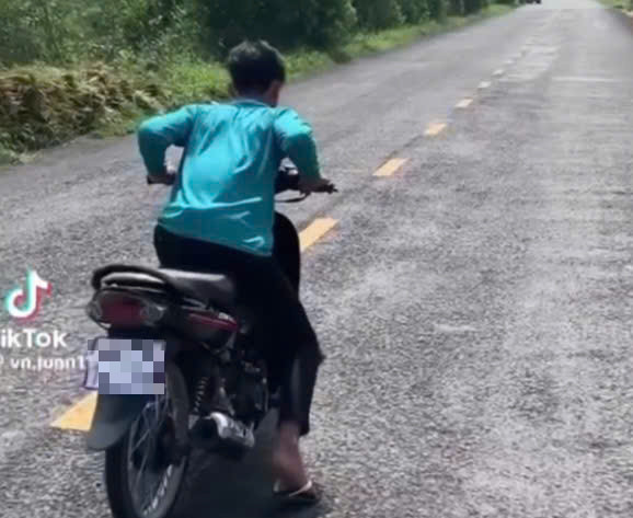 Thiếu niên bốc đầu xe máy và khoe clip trên TikTok bị CSGT xử lý - Ảnh 2.