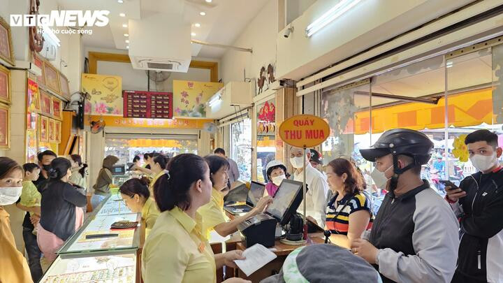 Khách đến bán vàng cũng tăng nhưng không đông bằng khách đến mua. (Ảnh: Nguyễn Liến)