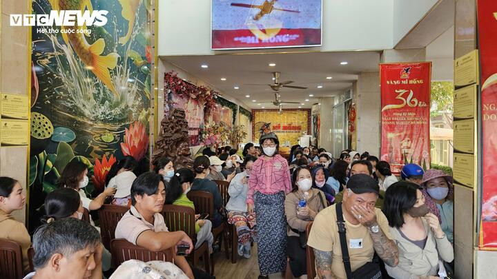 Có người xếp hàng nhiều ngày liên tục để mua được vàng. (Ảnh: Nguyễn Liến)