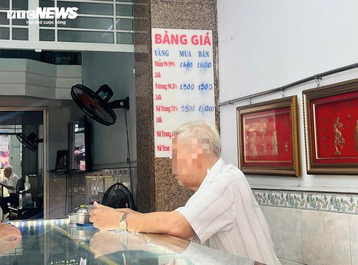 Giá bán ra tại một tiệm vàng hơn khoảng 800.000 đồng so với giá cùng thời điểm ở cửa hàng lớn.