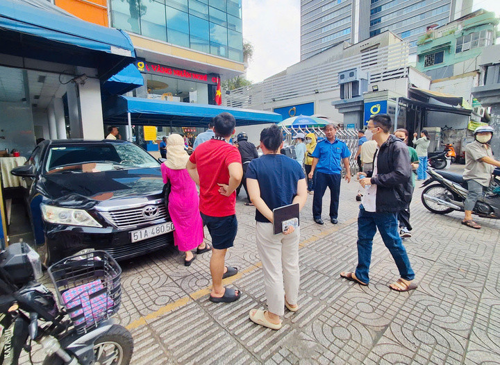 Không đăng kí trực tuyến được, nhiều người đến mua trực tiếp nhưng hết hàng