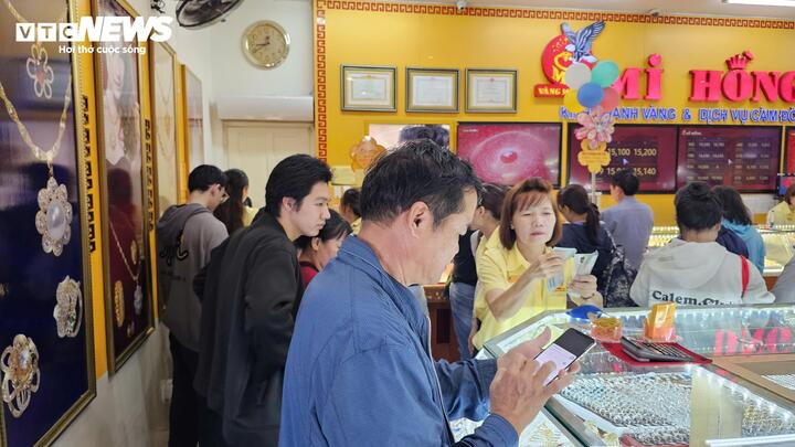 Mỗi lượt có khoảng 7-10 khách hàng được vào giao dịch. (Ảnh: Nguyễn Liến)