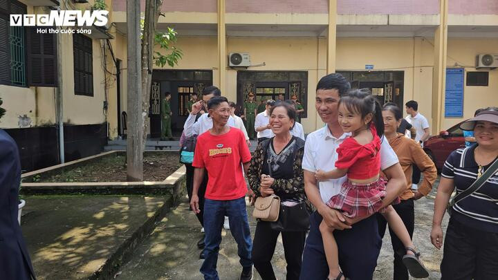 Anh Thái Khắc Thành cùng người thân phấn khởi sau khi kết thúc phiên tòa phúc thẩm.