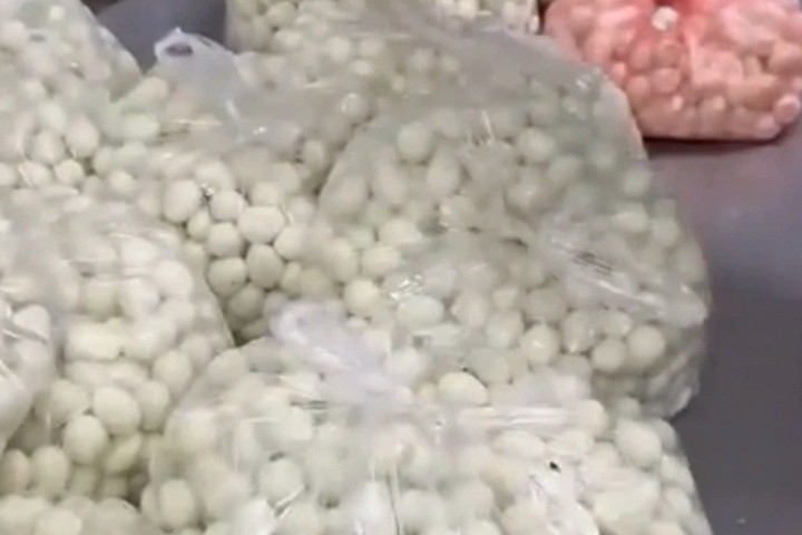 Trứng được phụ huynh phát hiện có mùi hôi (Ảnh chụp màn hình).