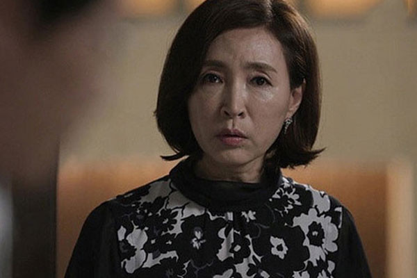 3 tháng thức đêm chăm mẹ vợ bệnh tôi vẫn bị bà mỉa “Không phải máu mủ đừng cố quá”