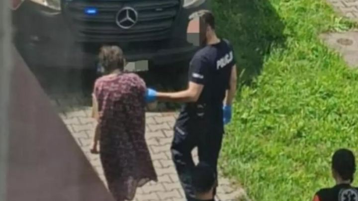 Sau khi bị mẹ ruột nhốt 27 năm, Mirella được lực lượng cảnh sát giải cứu trong tình trạng sức khỏe nguy kịch.