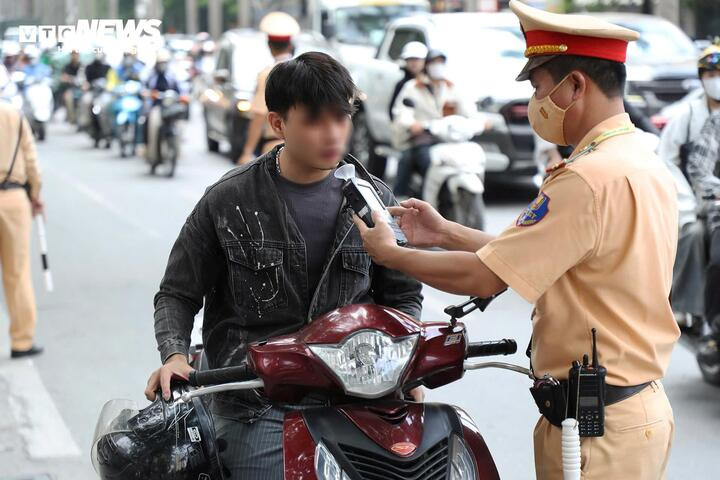 Tổ công tác Đội CSGT đường bộ số 6 kiểm tra nồng độ cồn tài xế xe máy.