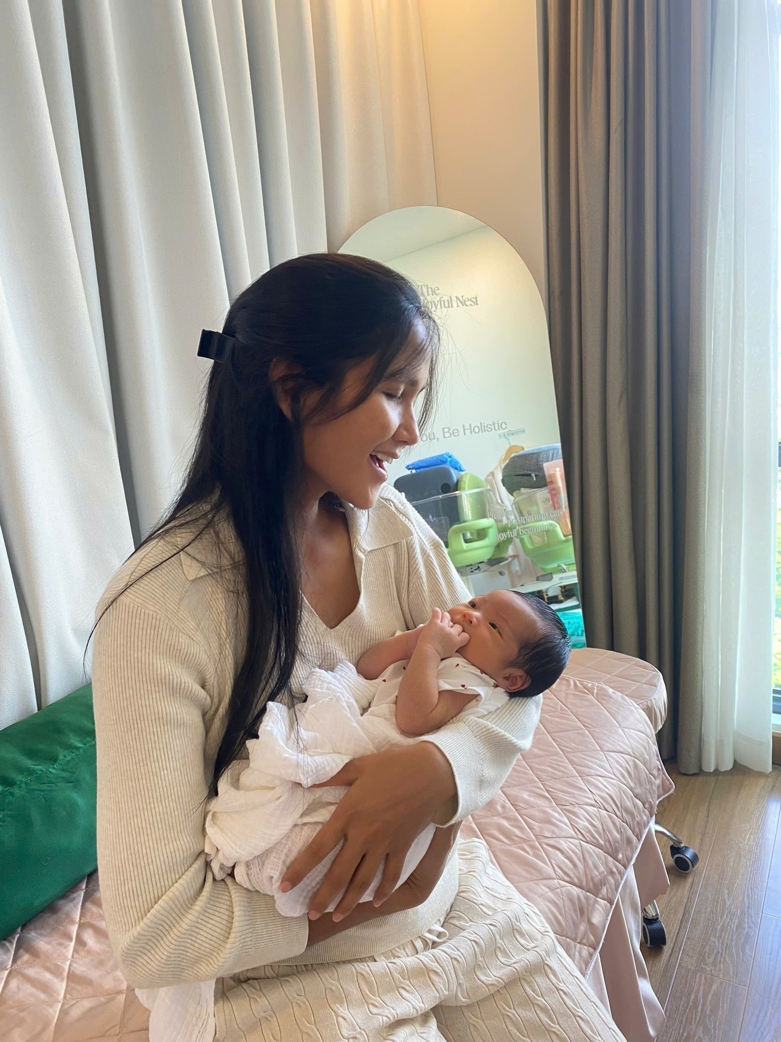 HHen Niê khoe con gái đầy tháng cư dân mạng nhận xét một điều