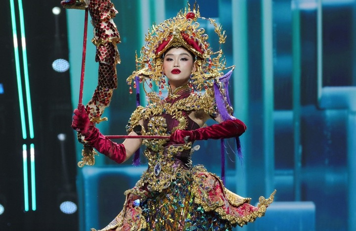 Phần thi trang phục dân tộc của Yến Nhi thu hút lượt xem kỷ lục.