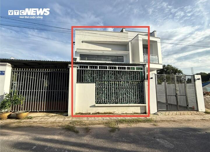 Căn nhà thời điểm chưa di dời, được xây dựng hoàn toàn trên phần đất của gia đình chị Thảo (khoanh đỏ).