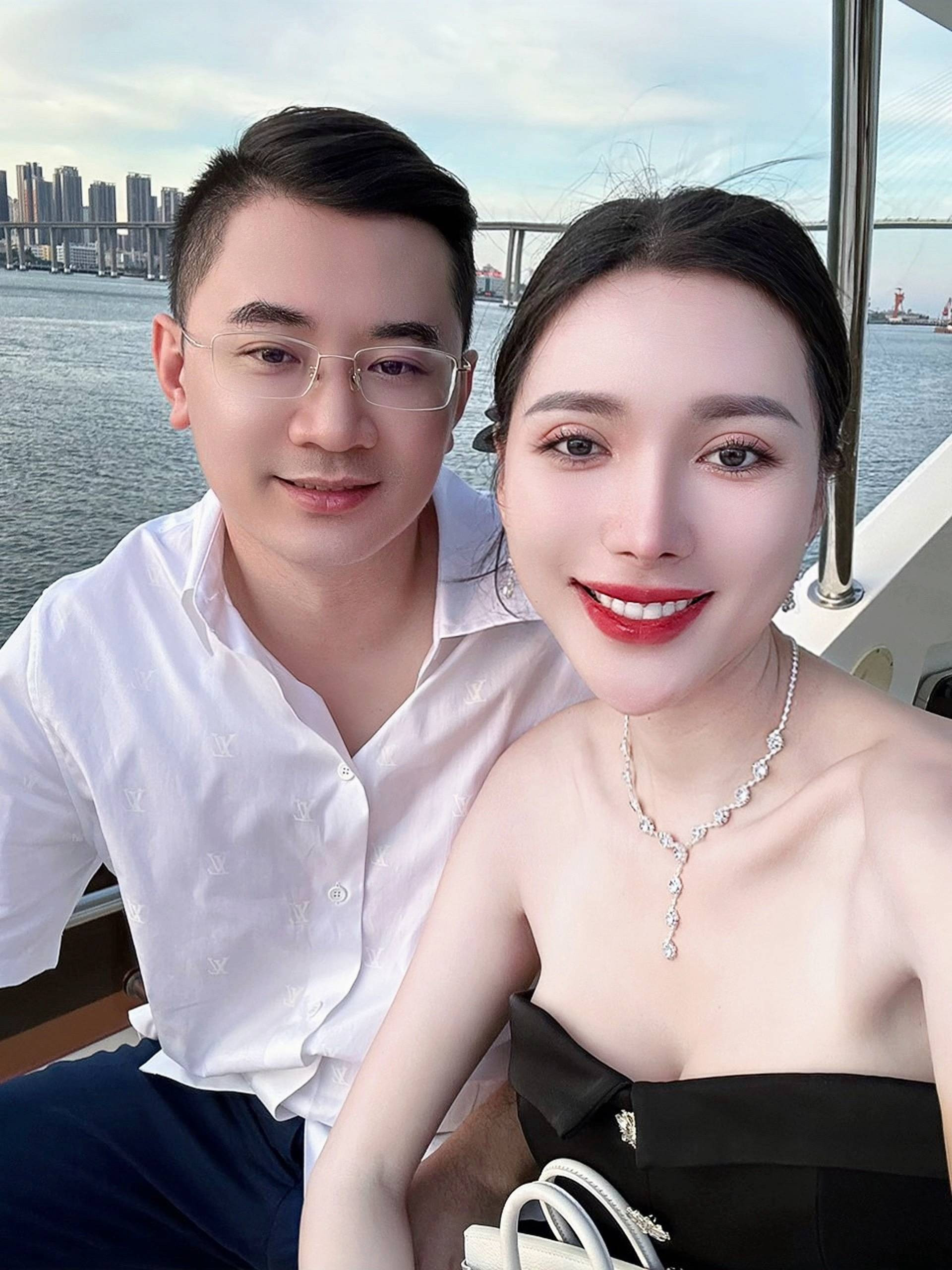 Chồng tỷ phú của Ngân Collagen bực bội báo công an vì bị đám đông tụ tập trước nhà