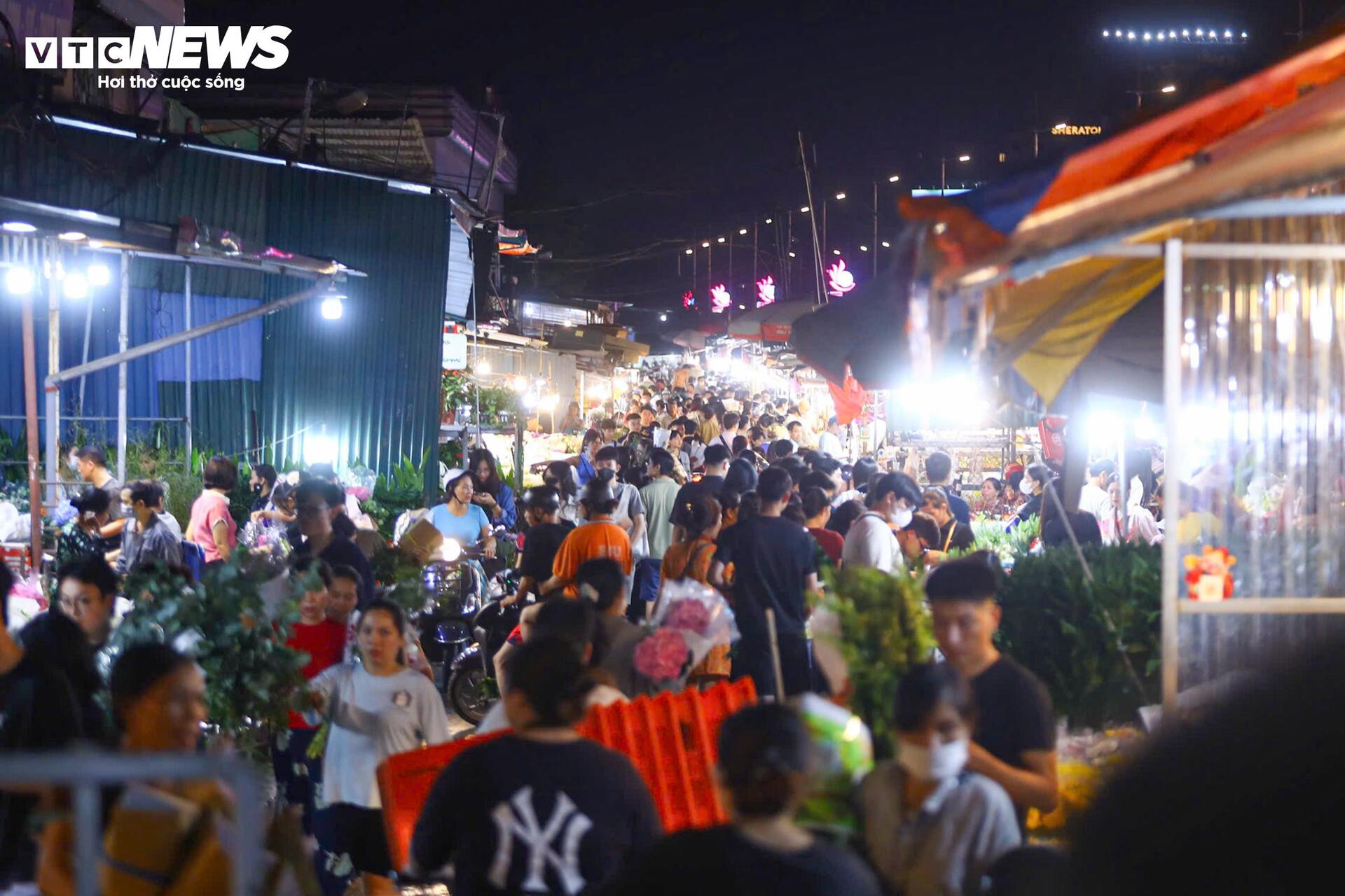 Chợ hoa lớn nhất Hà Nội đông kín khách suốt đêm trước ngày 20/10 - 3