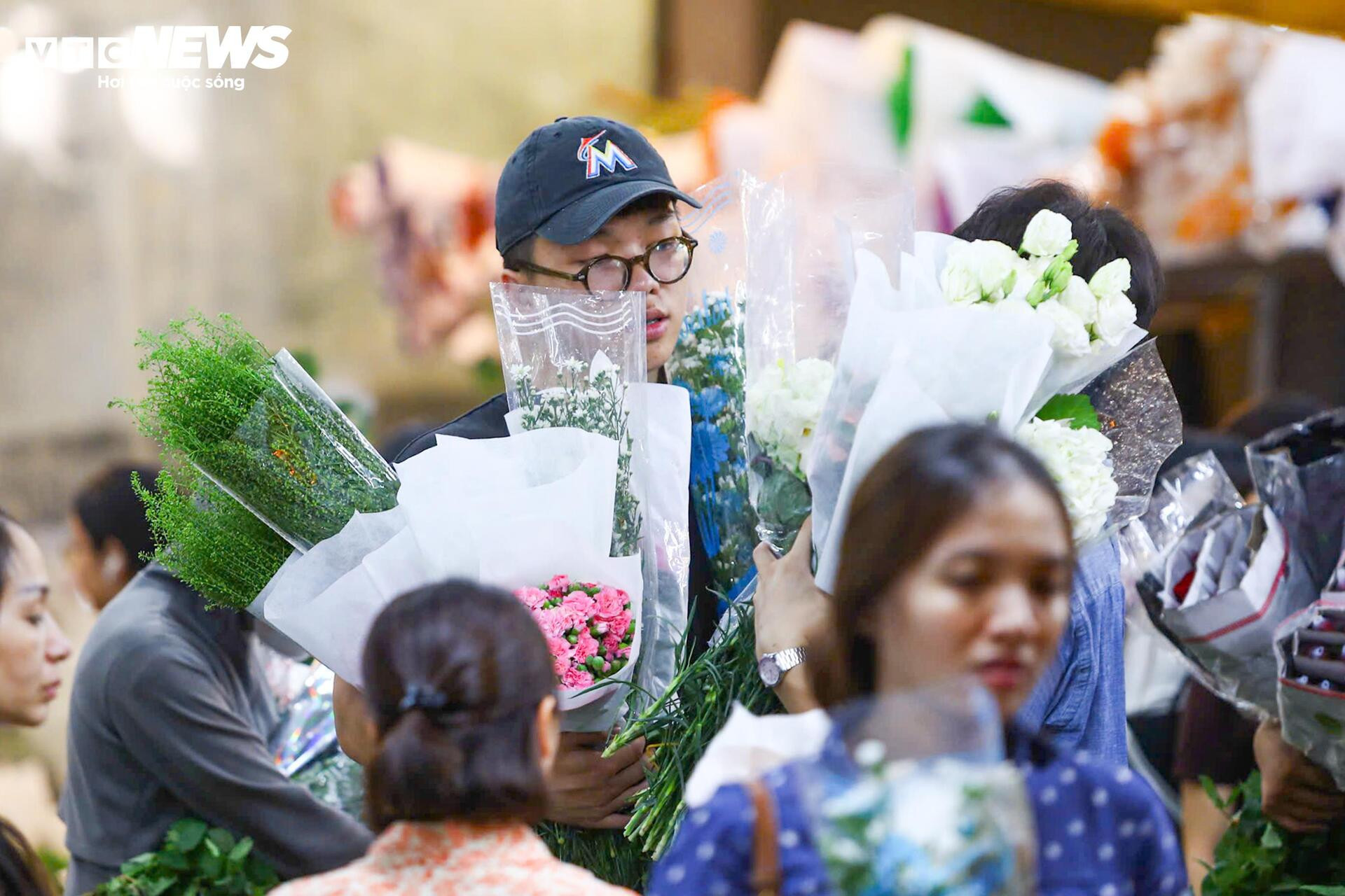 Chợ hoa lớn nhất Hà Nội đông kín khách suốt đêm trước ngày 20/10 - 10