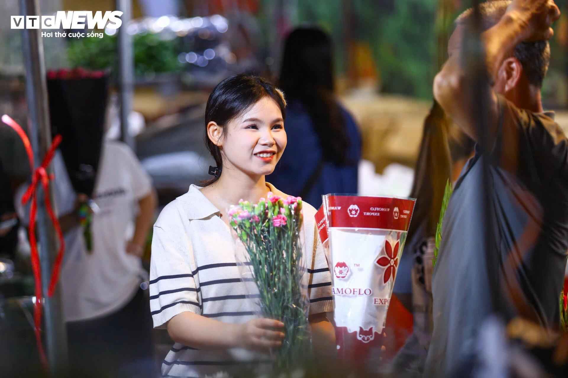 Chợ hoa lớn nhất Hà Nội đông kín khách suốt đêm trước ngày 20/10 - 11