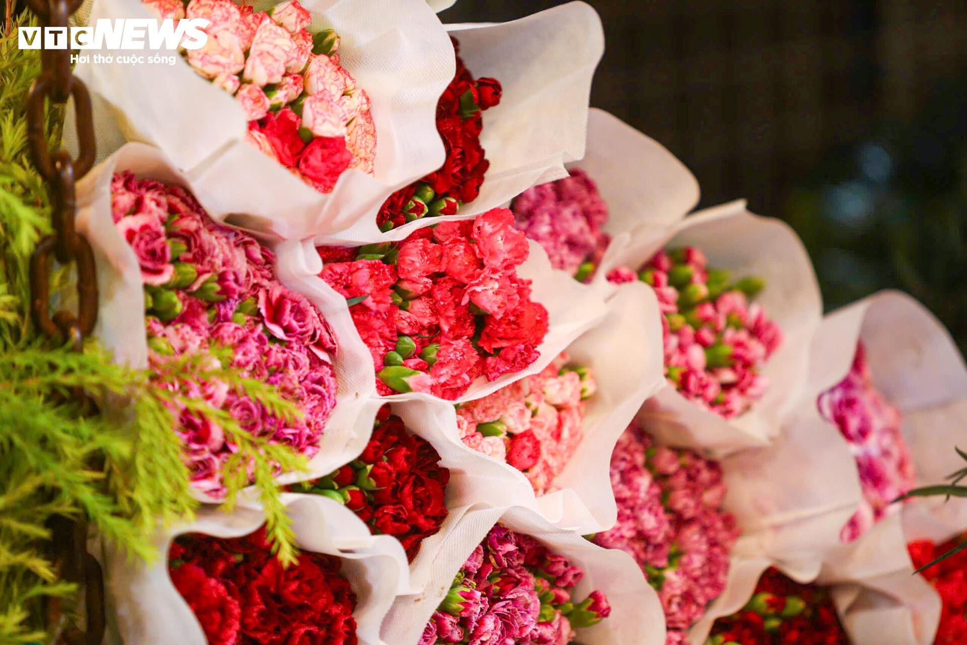 Chợ hoa lớn nhất Hà Nội đông kín khách suốt đêm trước ngày 20/10 - 7