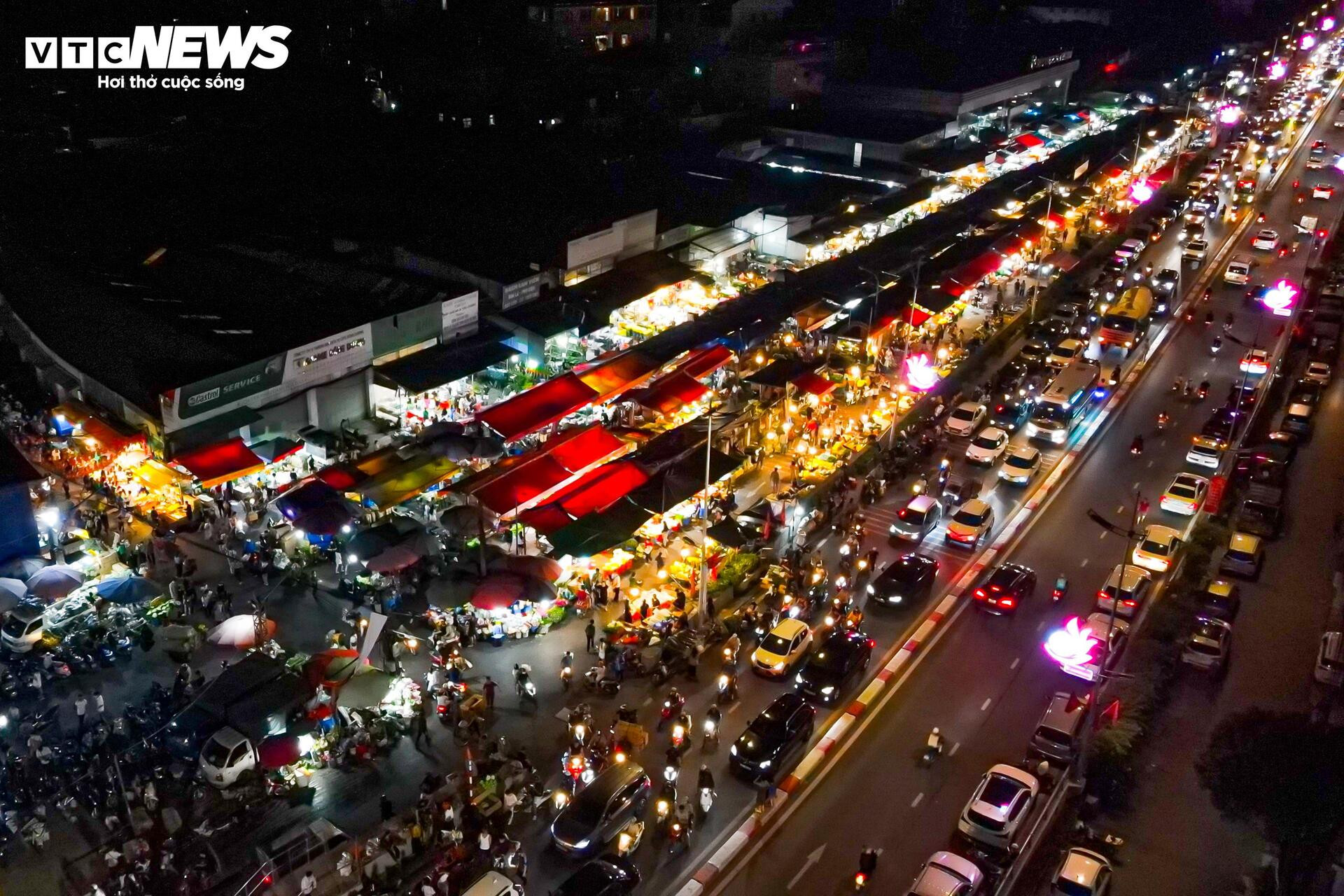 Chợ hoa lớn nhất Hà Nội đông kín khách suốt đêm trước ngày 20/10 - 12