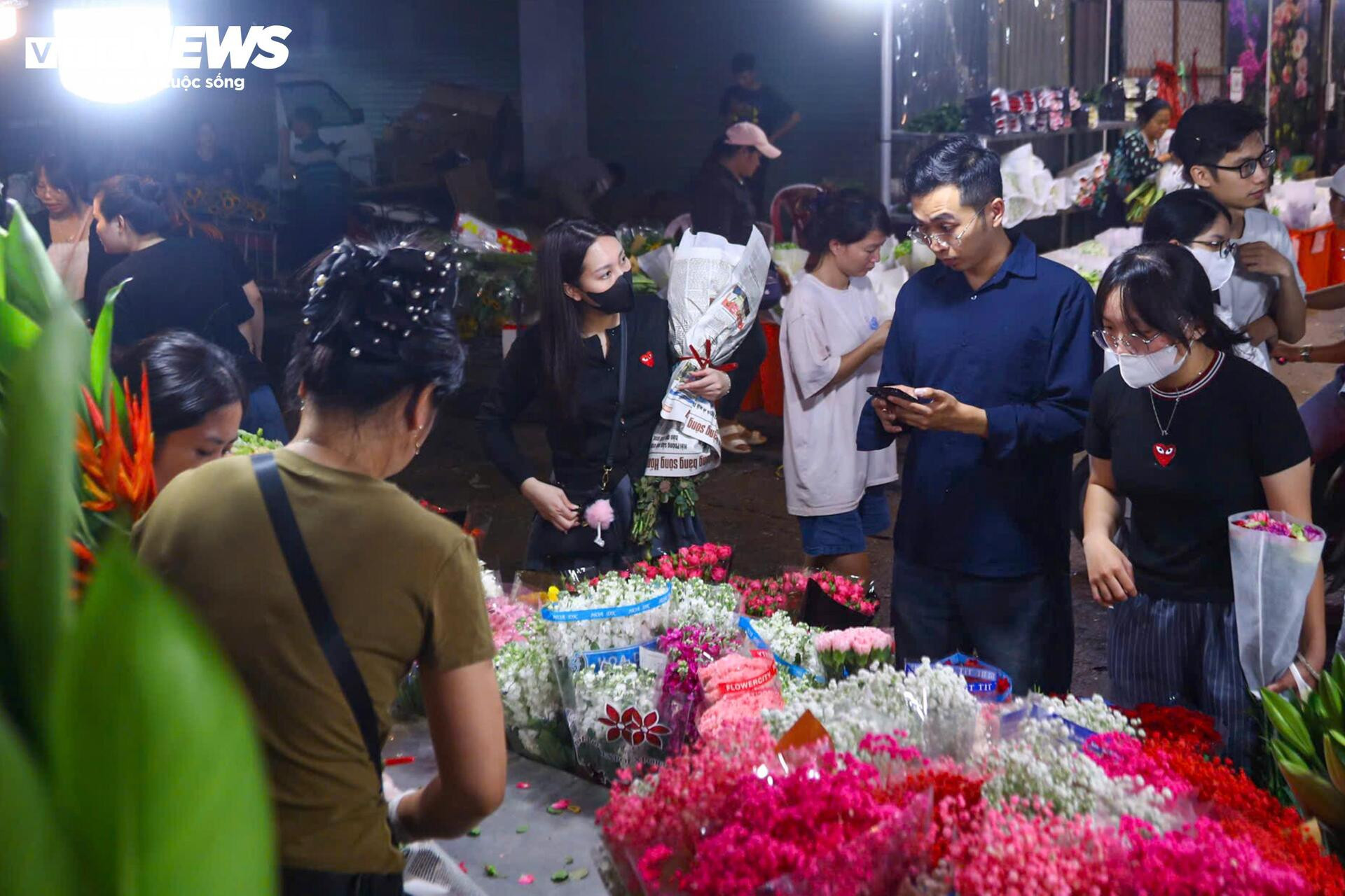 Chợ hoa lớn nhất Hà Nội đông kín khách suốt đêm trước ngày 20/10 - 4