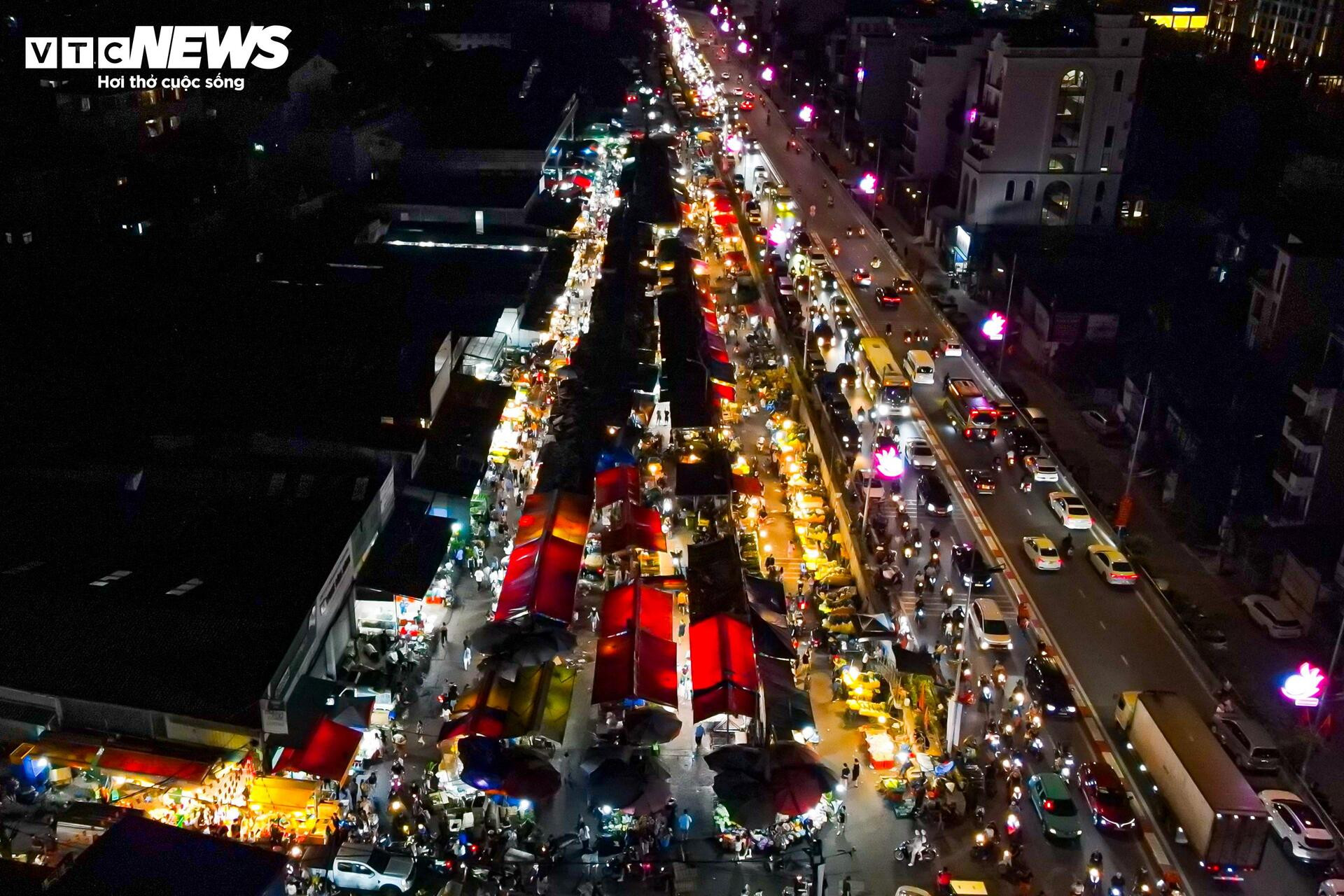 Chợ hoa lớn nhất Hà Nội đông kín khách suốt đêm trước ngày 20/10 - 1