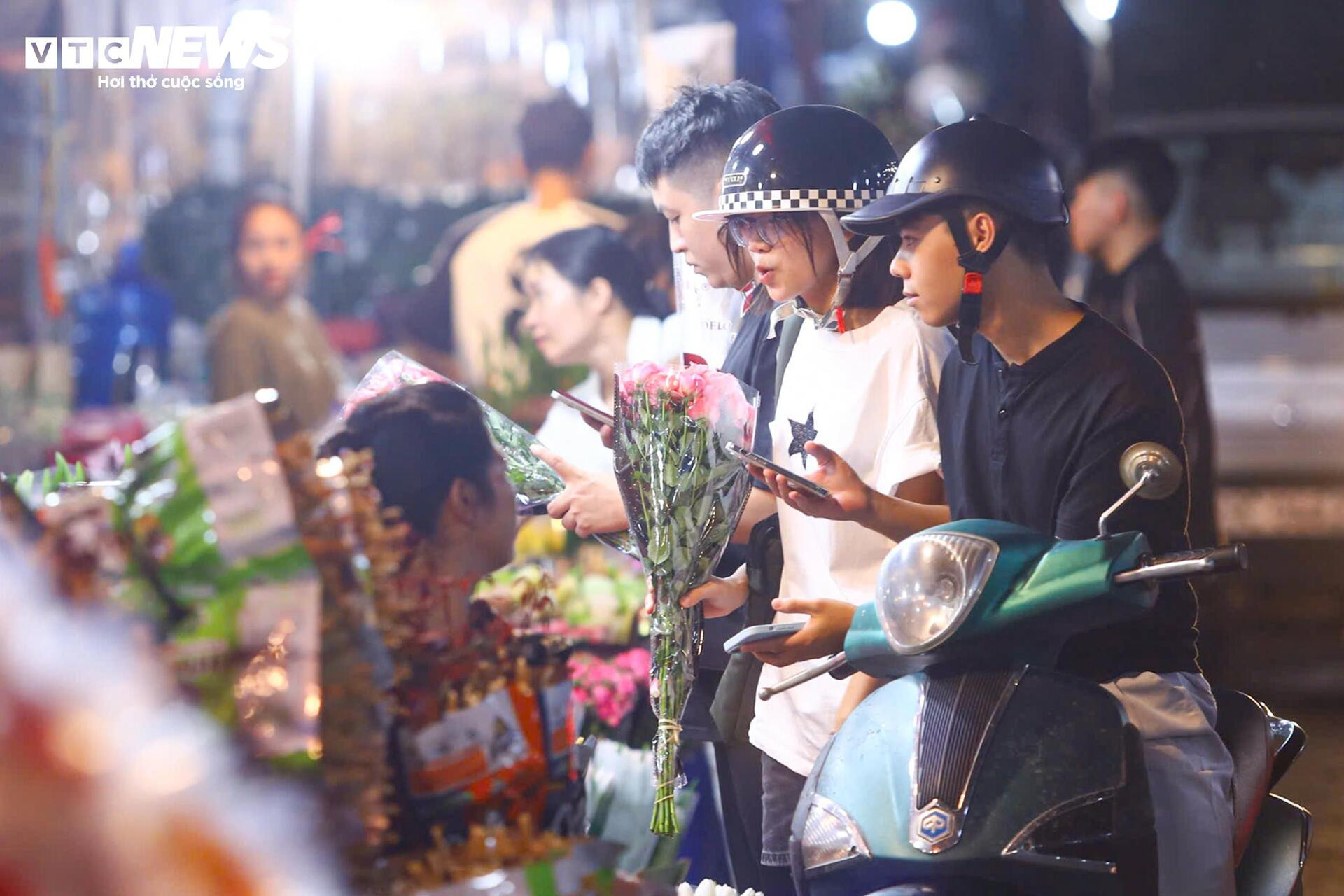 Chợ hoa lớn nhất Hà Nội đông kín khách suốt đêm trước ngày 20/10 - 5