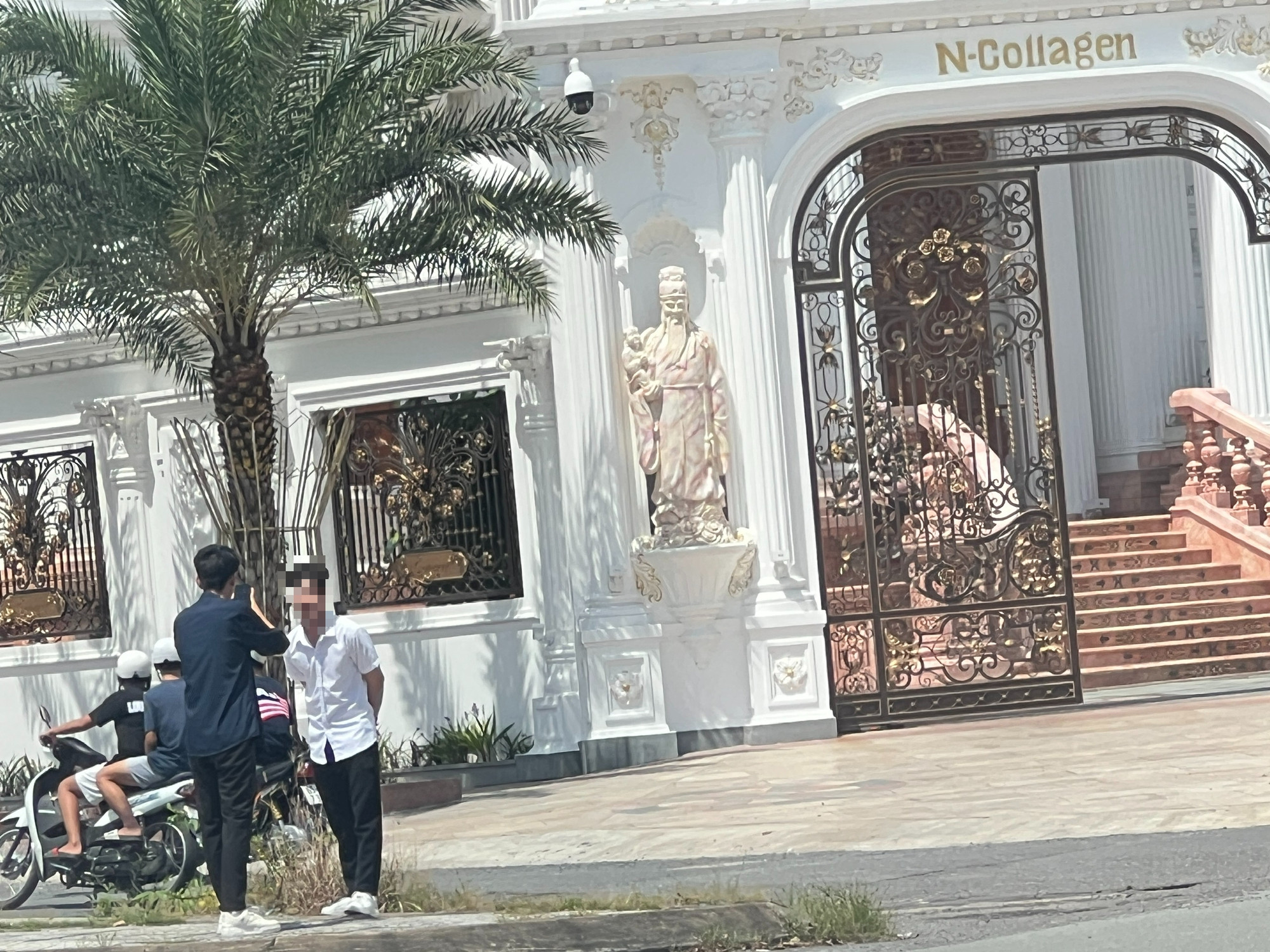 CLIP: Trời nắng gay gắt, nhiều người quay phim, chụp ảnh dinh thự 500 tỉ đồng của Ngân Collagen   - Ảnh 3.