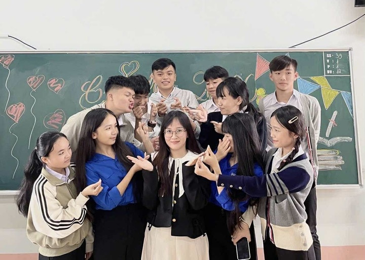 Cô Bích Thư thân thiết, coi học trò như những người bạn. (Ảnh: NVCC)