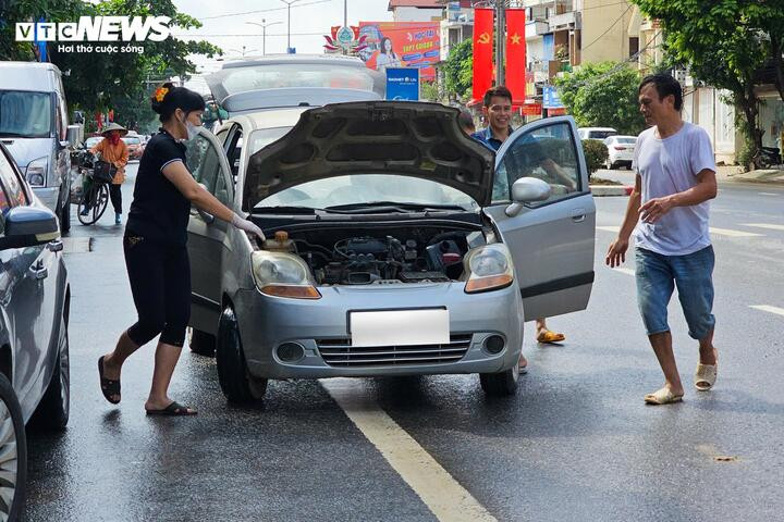 Do các dịch vụ xe cẩu quá tải, nhiều người dân phải tự đẩy xe ngập nước đến gara để kịp thời xử lý.