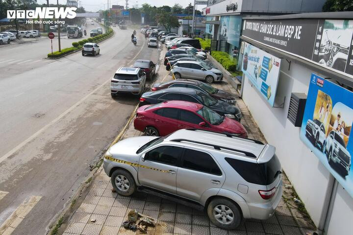 Loạt ô tô nằm trên vỉa hè chờ sửa chữa.