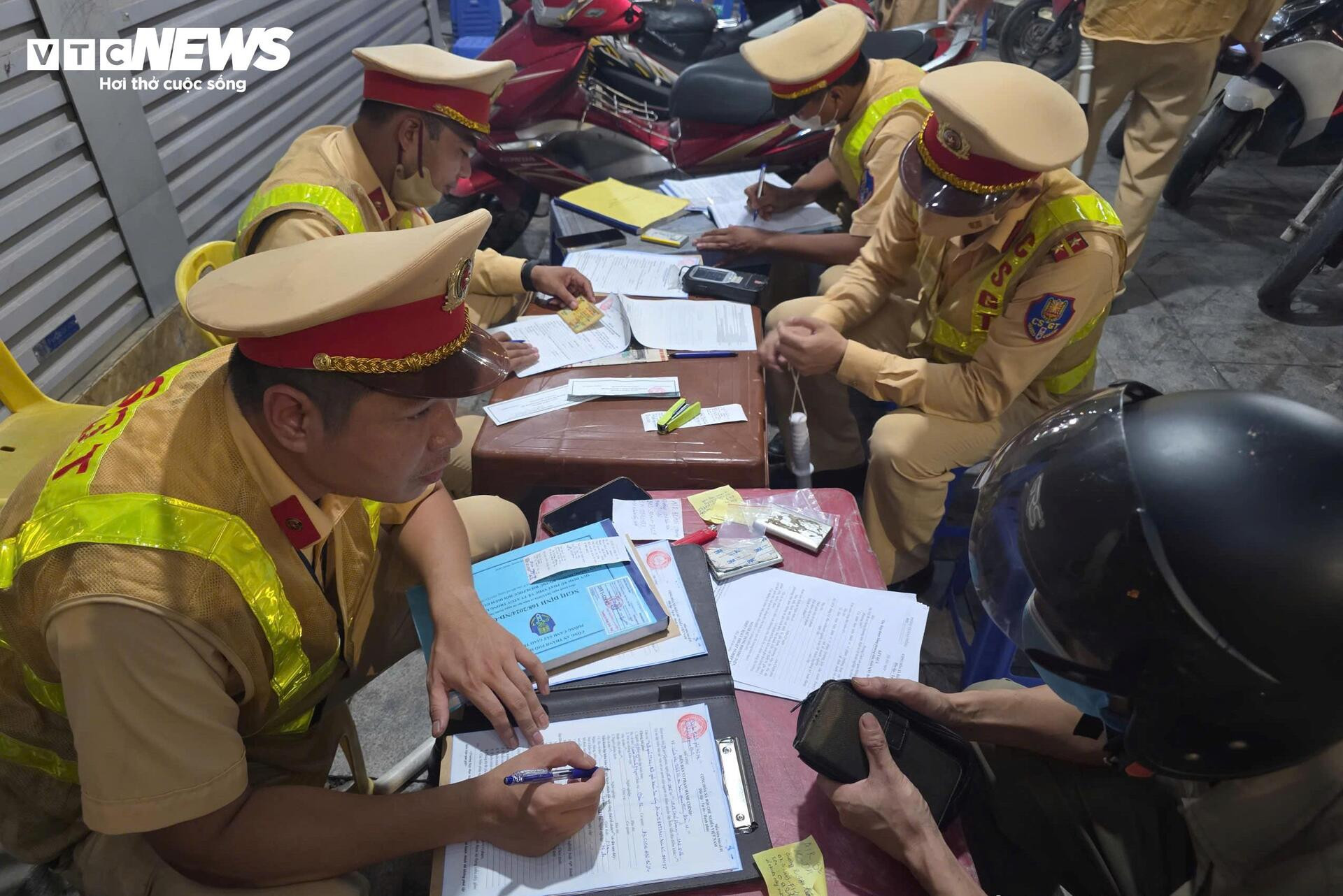 Tài xế đang điều trị xơ gan vẫn vi phạm nồng độ cồn vượt mức kịch khung - 7