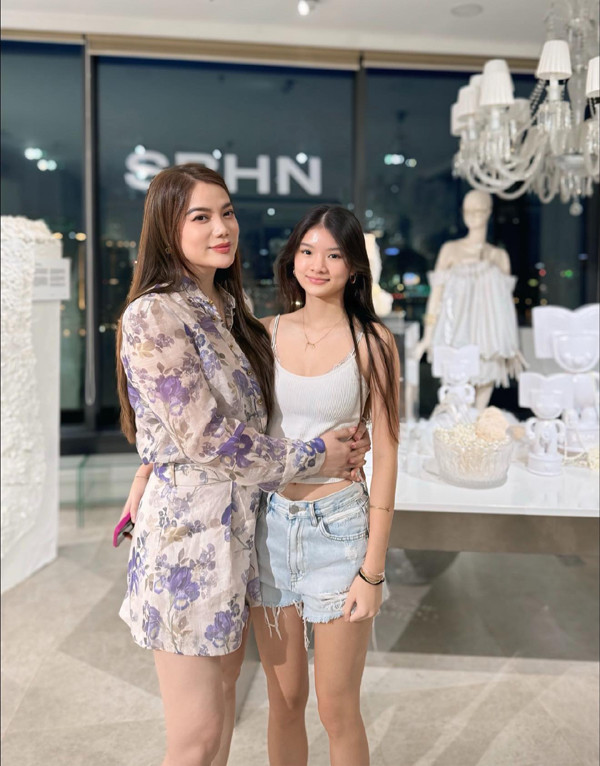 Con gái Trương Ngọc Ánh học dược, kế nghiệp bà nội - Ảnh 2.