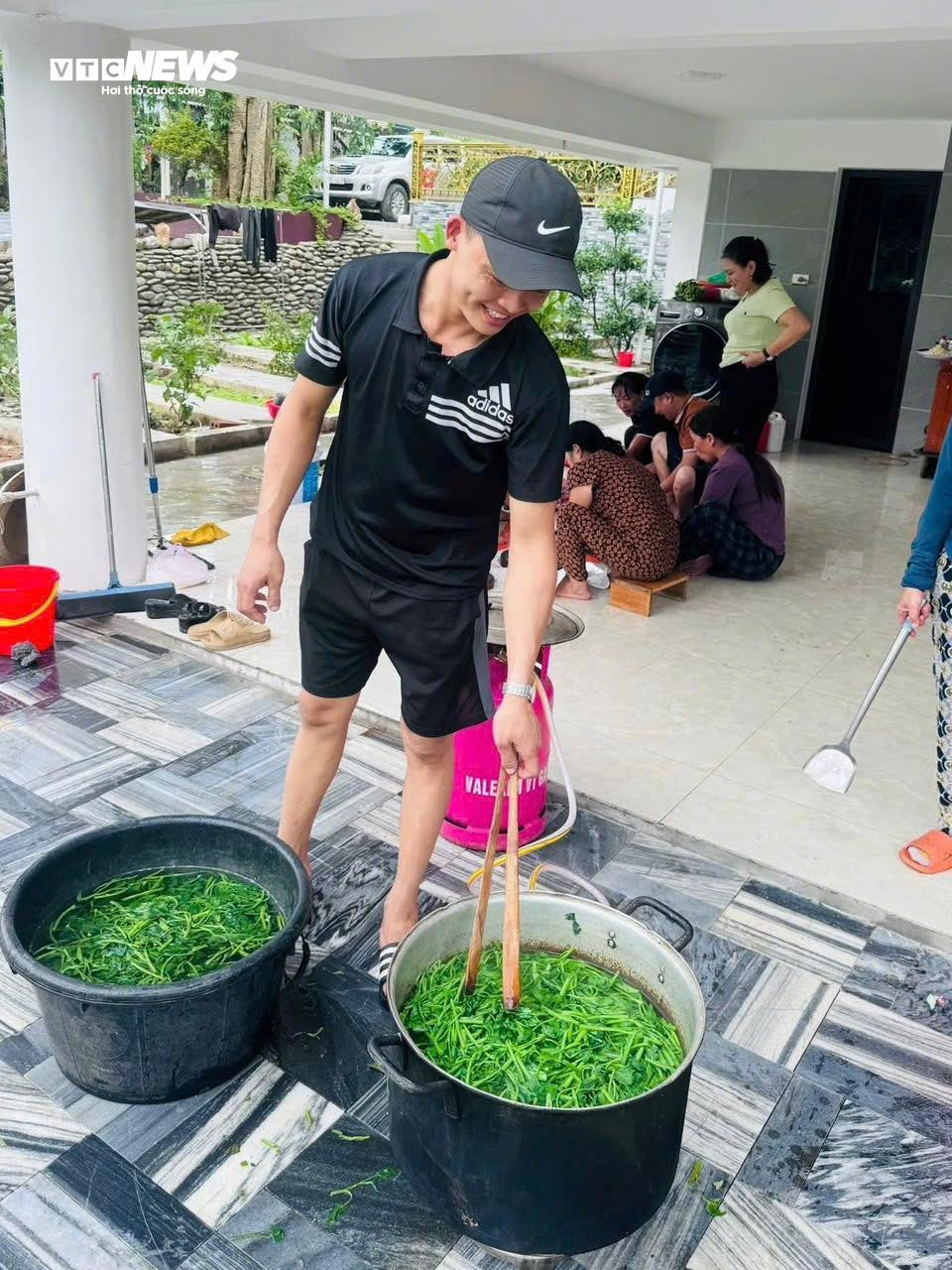 Cùng nhau nấu cơm, gói bánh cứu trợ bà con vùng lũ Nghệ An - 7