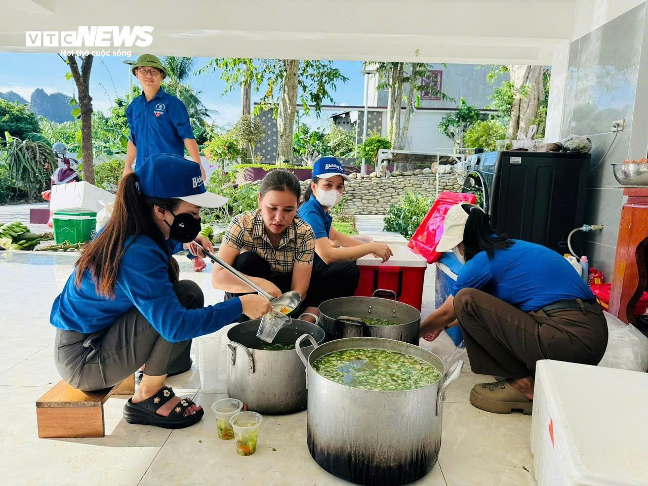 Cùng nhau nấu cơm, gói bánh cứu trợ bà con vùng lũ Nghệ An - 4