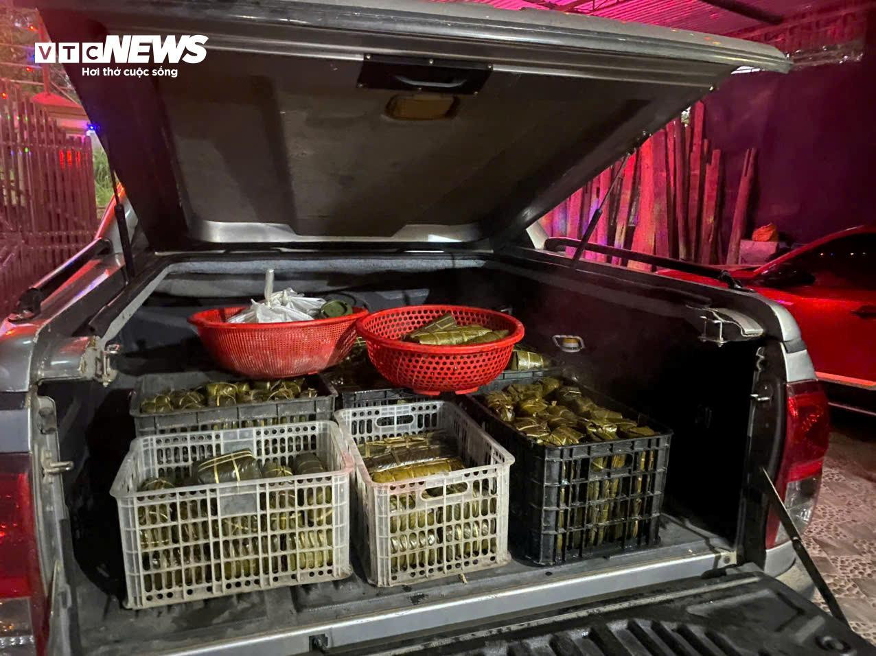 Cùng nhau nấu cơm, gói bánh cứu trợ bà con vùng lũ Nghệ An - 11