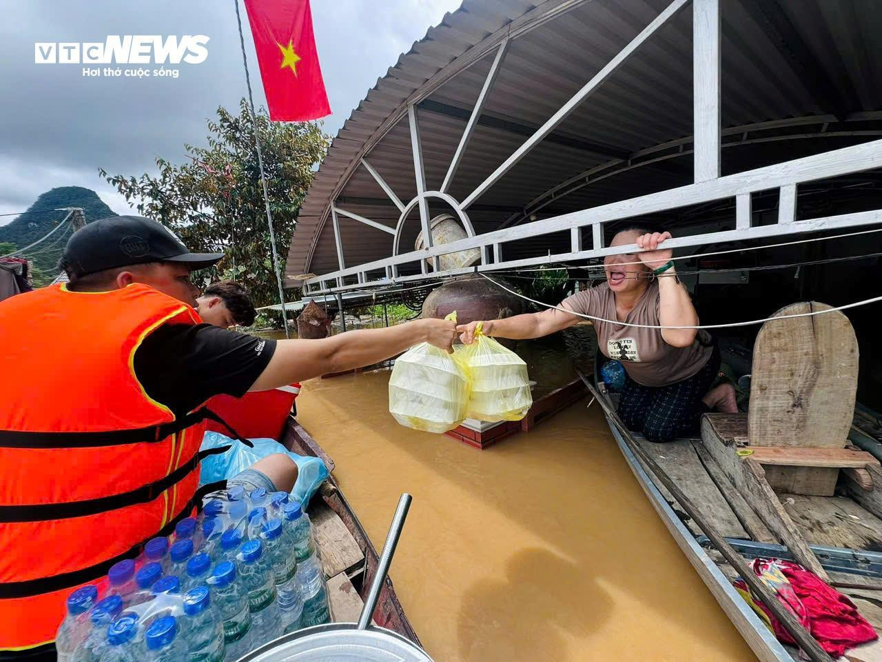 Cùng nhau nấu cơm, gói bánh cứu trợ bà con vùng lũ Nghệ An - 17