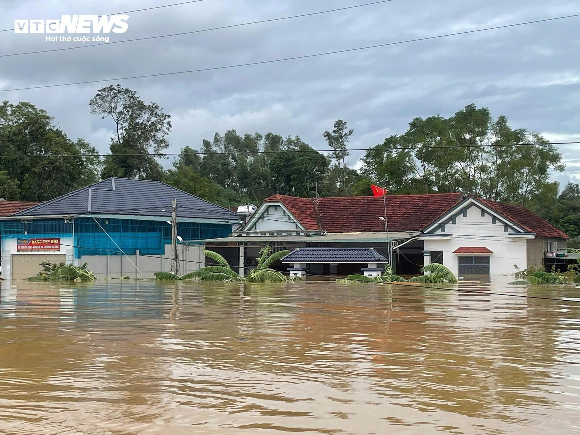 Cùng nhau nấu cơm, gói bánh cứu trợ bà con vùng lũ Nghệ An - 19