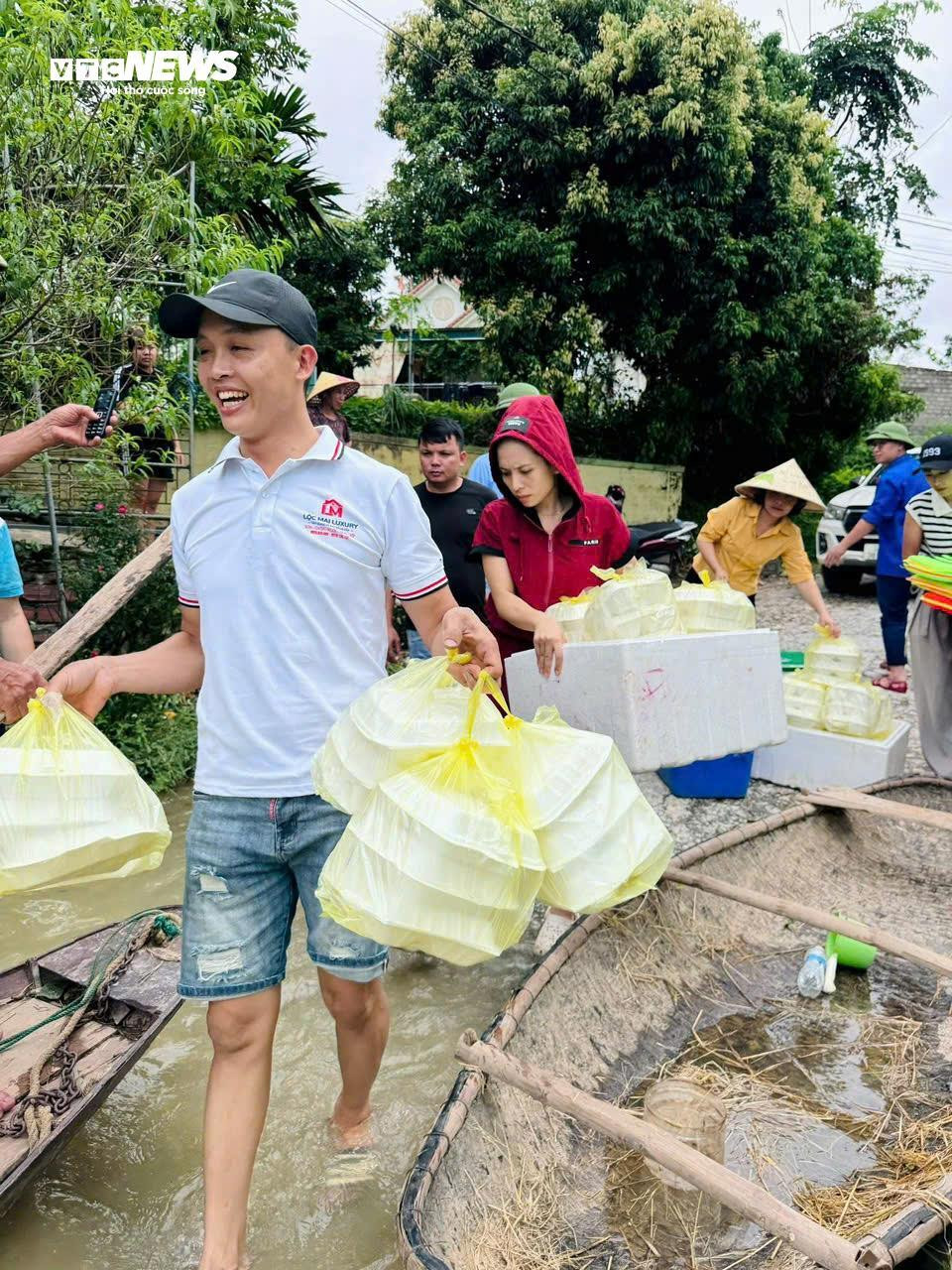 Cùng nhau nấu cơm, gói bánh cứu trợ bà con vùng lũ Nghệ An - 16