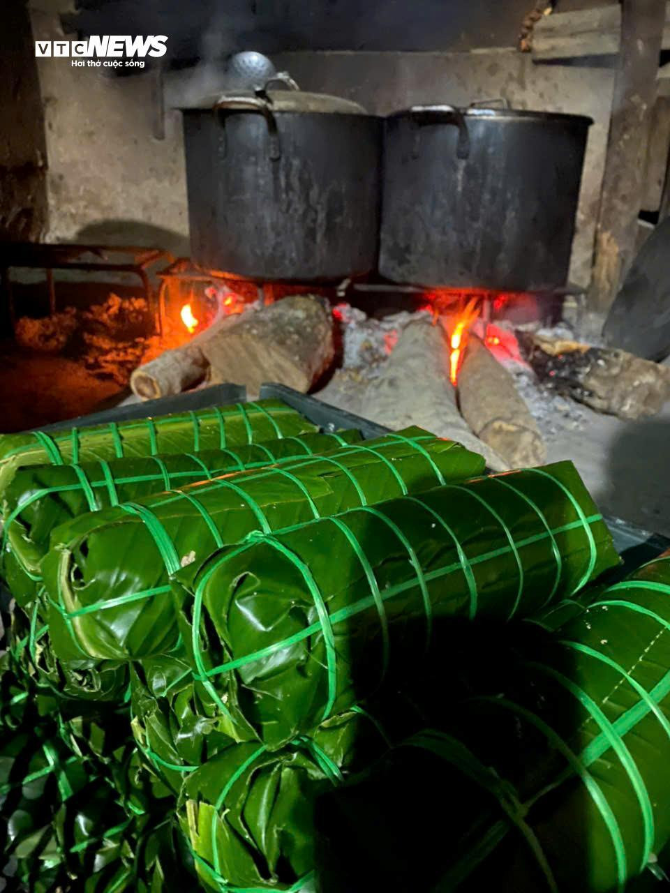 Cùng nhau nấu cơm, gói bánh cứu trợ bà con vùng lũ Nghệ An - 9