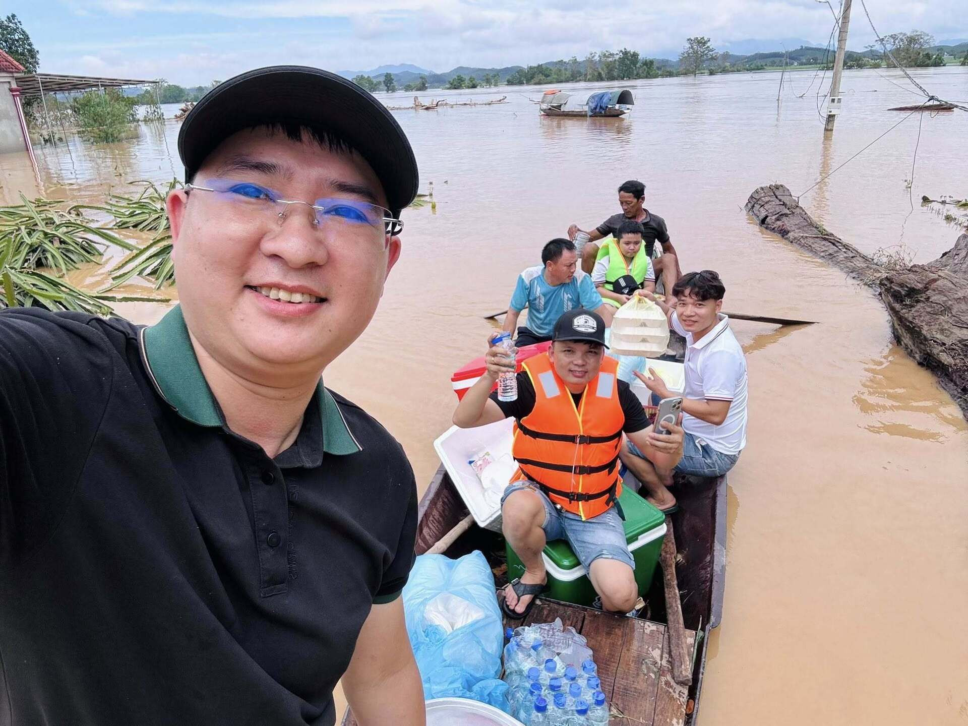 Cùng nhau nấu cơm, gói bánh cứu trợ bà con vùng lũ Nghệ An - 14