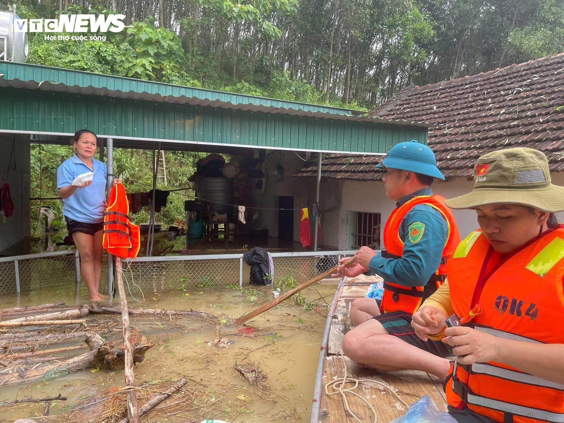 Cùng nhau nấu cơm, gói bánh cứu trợ bà con vùng lũ Nghệ An - 1