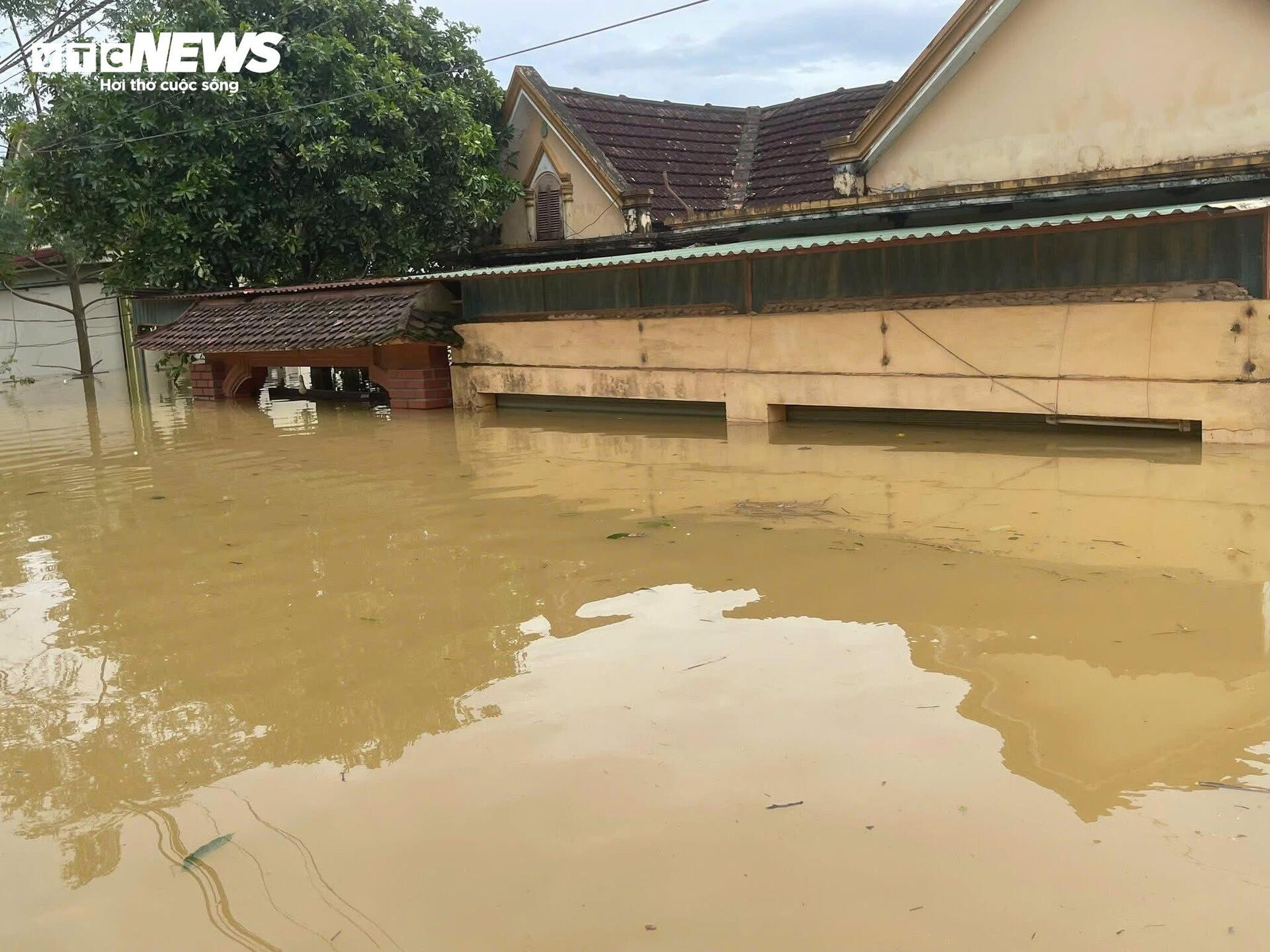 Cùng nhau nấu cơm, gói bánh cứu trợ bà con vùng lũ Nghệ An - 18